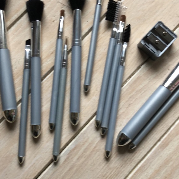 NWOT new 12 make up brushes & bag - Picture 5 of 8